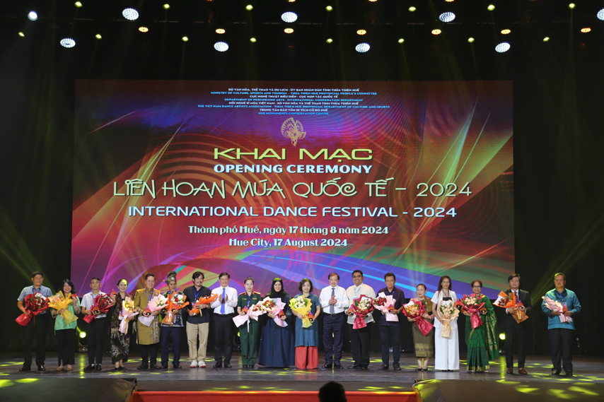 Nghe Thuat Mua Toa Sang Tai Lien Hoan Mua Quoc Te 2024 10