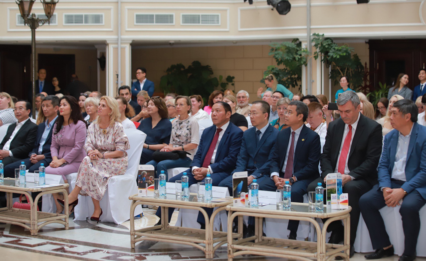 Quang Ba Gioi Thieu Du Lich Viet Nam Tai St Petersburg 01