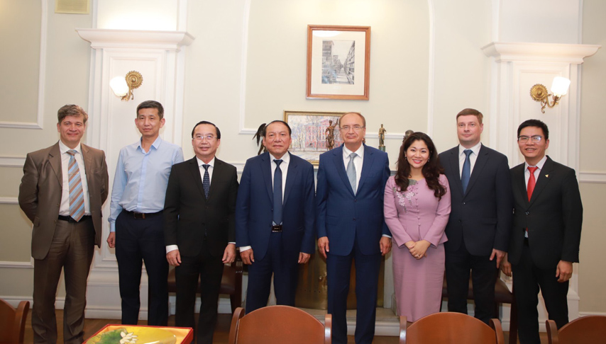 Tham Truong Dai Hoc Tong Hop Quoc Gia St Petersburg Va Vien Ho Chi Minh 01