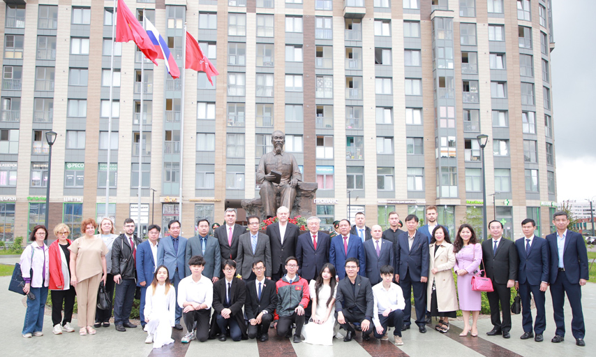 Tham Truong Dai Hoc Tong Hop Quoc Gia St Petersburg Va Vien Ho Chi Minh 07