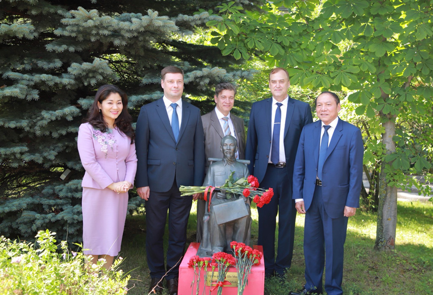 Tham Truong Dai Hoc Tong Hop Quoc Gia St Petersburg Va Vien Ho Chi Minh 08