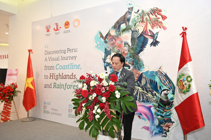 Trien Lam Anh Kham Pha Peru 01