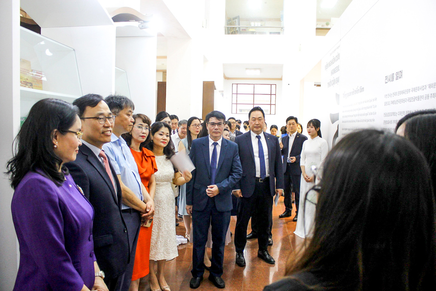 Trien Lam Chu Viet Tieng Han Dau Tien Tai Viet Nam 04