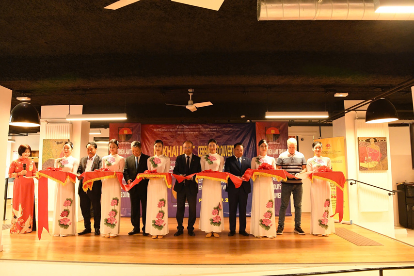 Trien Lam Tranh San Pham Son Mai Viet Nam To Chuc Tai Paris 01