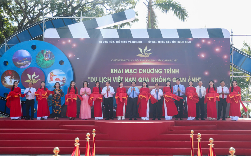 Tung Bung Khai Mac Chuong Trinh Du Lich Viet Nam Qua Khong Gian Anh 01