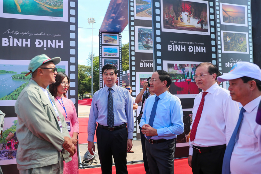 Tung Bung Khai Mac Chuong Trinh Du Lich Viet Nam Qua Khong Gian Anh 02