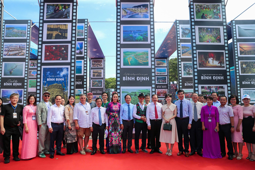 Tung Bung Khai Mac Chuong Trinh Du Lich Viet Nam Qua Khong Gian Anh 03