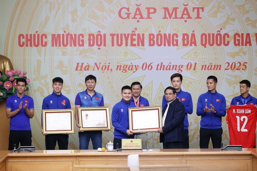 Doi Tuyen Vn Vinh Quanh Tro Ve Trong Vong Tay Cua Lanh Dao Dang Nha Nuoc Va Nguoi Ham Mo 05