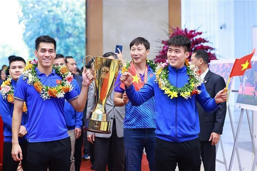 Doi Tuyen Vn Vinh Quanh Tro Ve Trong Vong Tay Cua Lanh Dao Dang Nha Nuoc Va Nguoi Ham Mo 13