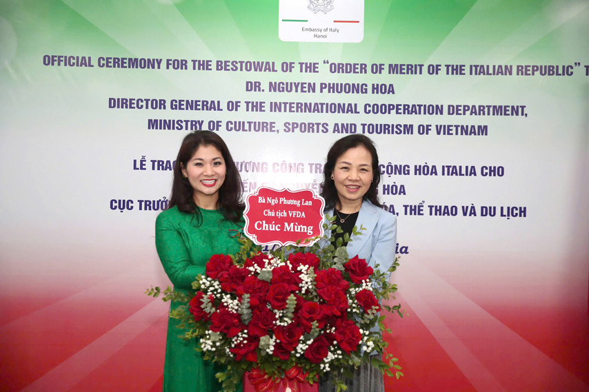 Ts Nguyen Phuong Hoa Nhan Huan Chuong Cong Trang Cua Ch Italia 12