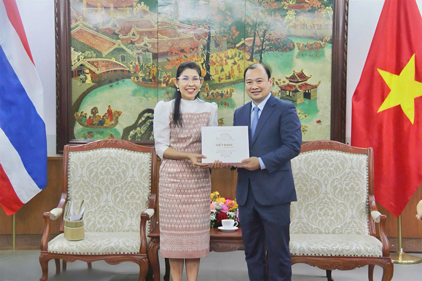 Tttt Le Hai Binh Tiep Ds Thai Lan 01