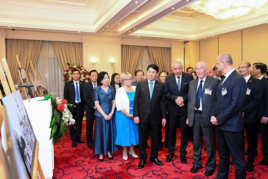 Ctn Va Tt Hungary Khaimac Trung Bay Anh 4