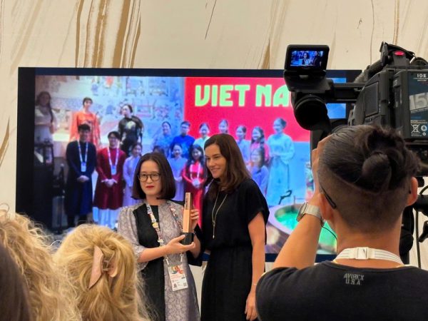 Anh 1. Gd Do Lan Phuong Dai Dien Nhan Giai Thuong