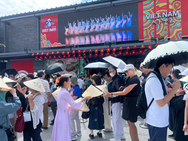 Anh 18. Để Bảo Vệ Khách Tham Quan Khỏi Nắng Nóng, Nhà Triển Lãm Việt Nam đã Chuẩn Bị Nón Lá Và Phát Cho Những Người đang Xếp Hàng Bên Ngoài Nhà Triển Lãm.