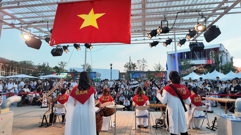 Ảnh 6 Mỗi Ngày, Nhà Triển Lãm Việt Nam Mang đến Cho Khách Tham Quan Buổi Trình Diễn đặc Sắc Tại Sân Khấu Ngoài Trời.
