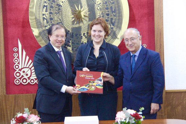 Z7068851205530 889dc5ff74b3c2448cac9b67c7d7457f