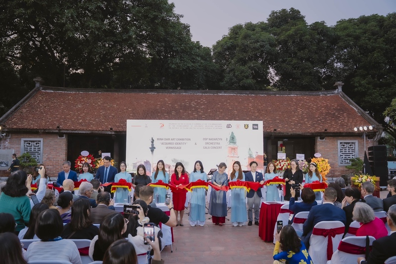 Ky Niem 75 Nam Ba Lan 1