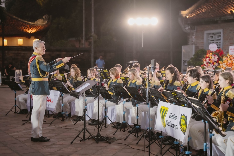 Ky Niem 75 Nam Ba Lan 4