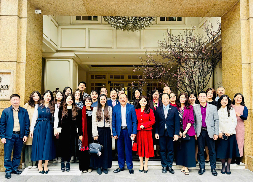 0cef408f26ada8f3f1bc(1)