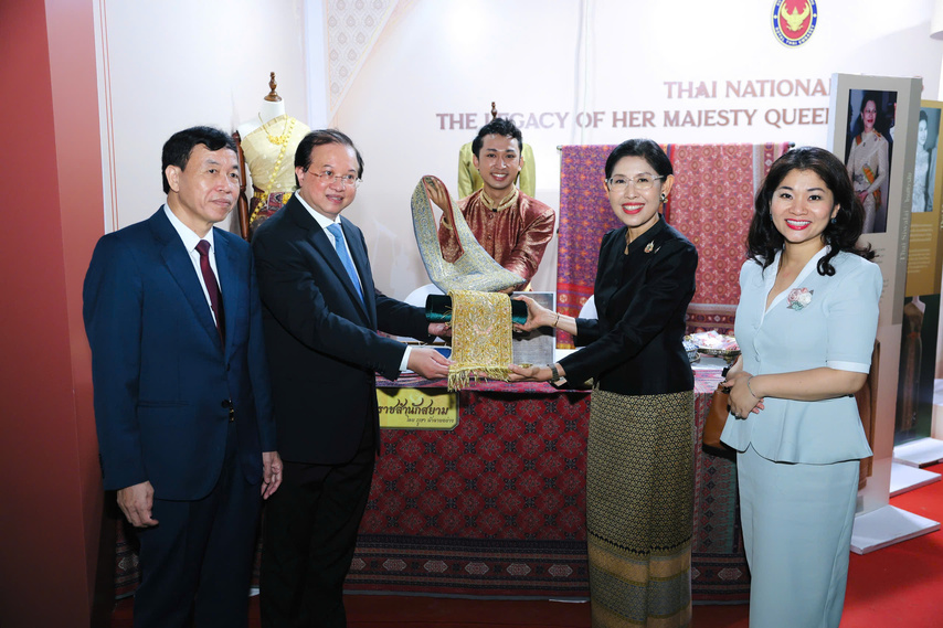 Z7665251128242 C723714dedebcc5ef877d2fa79bb5637